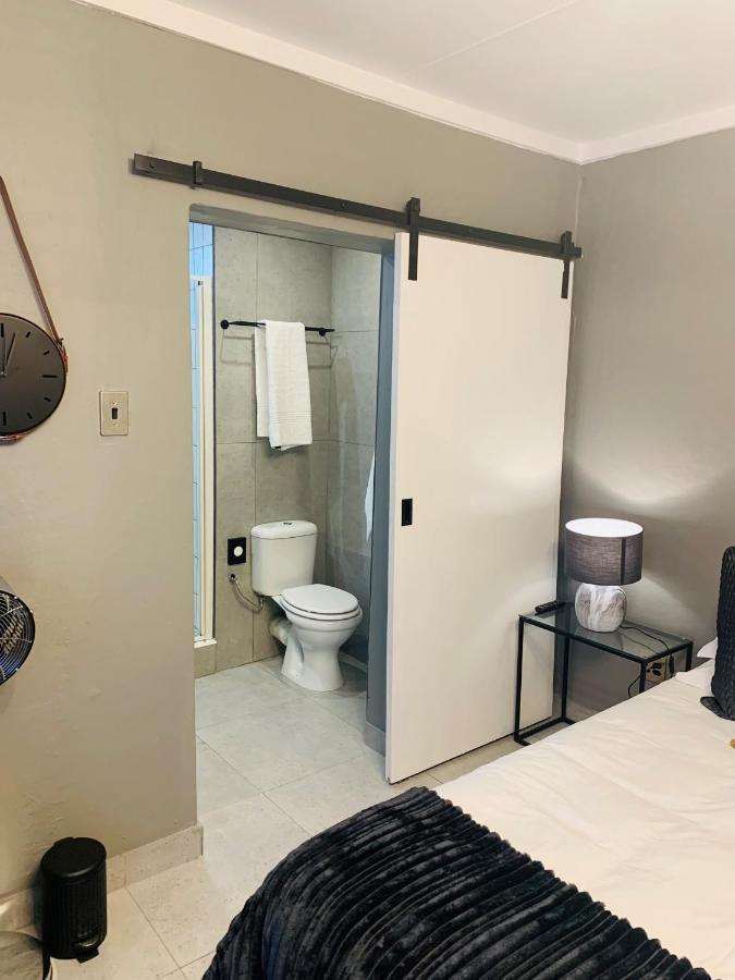 Battiss Guest House Pretoria-Noord Extérieur photo